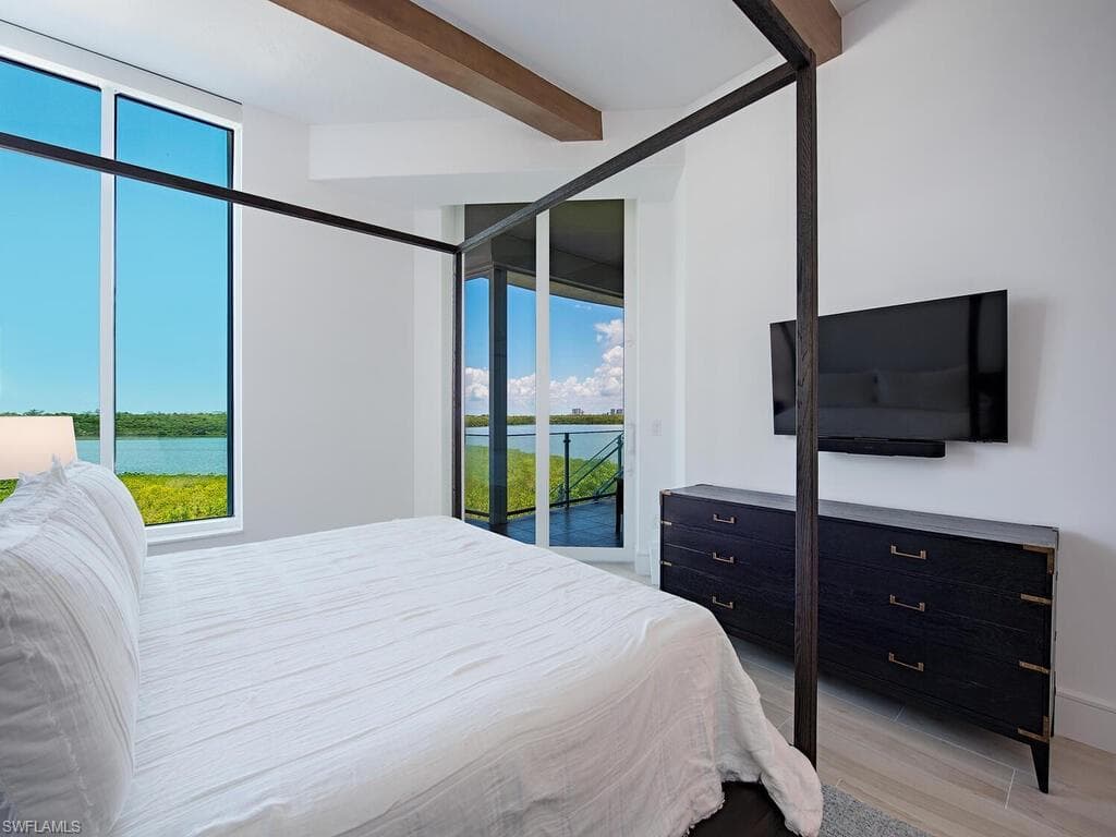 60 Seagate Dr 305, Naples, FL 34103-17