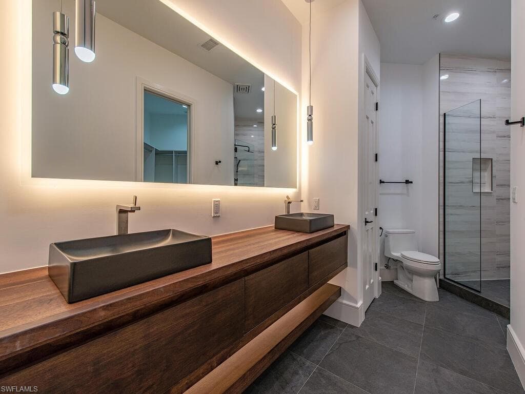 60 Seagate Dr 305, Naples, FL 34103-19
