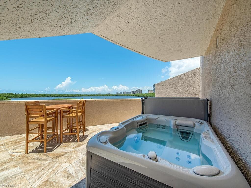 60 Seagate Dr 305, Naples, FL 34103-24