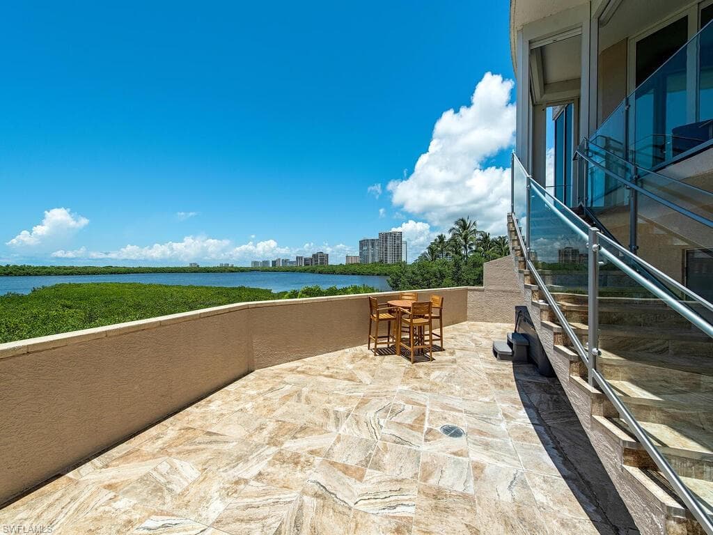 60 Seagate Dr 305, Naples, FL 34103-25