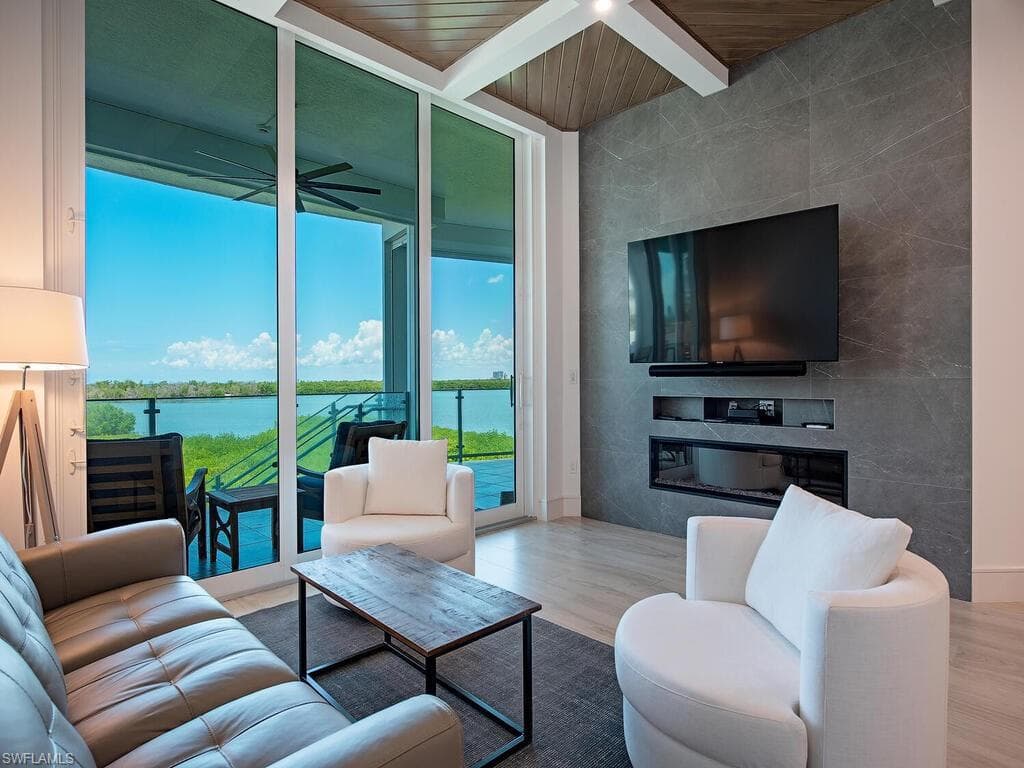 60 Seagate Dr 305, Naples, FL 34103-2