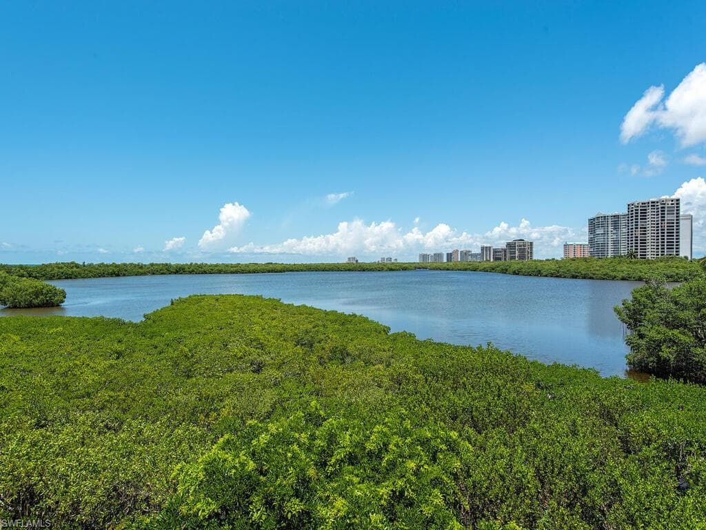 60 Seagate Dr 305, Naples, FL 34103-3
