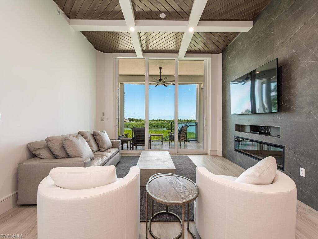 60 Seagate Dr 305, Naples, FL 34103-4