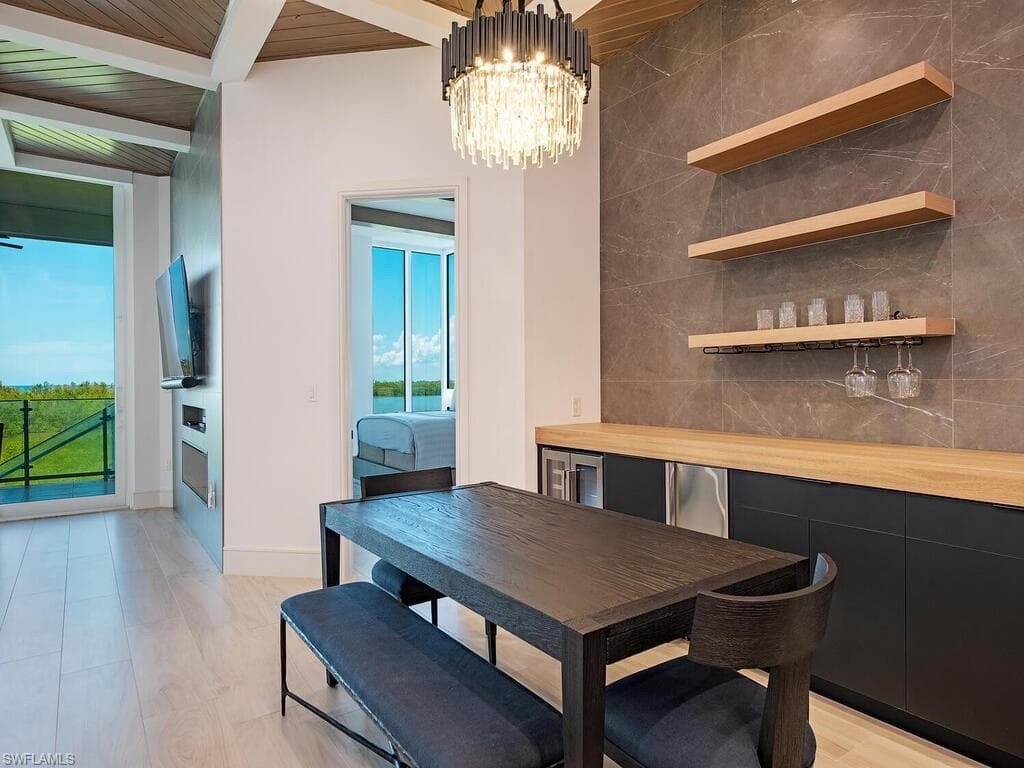 60 Seagate Dr 305, Naples, FL 34103-5