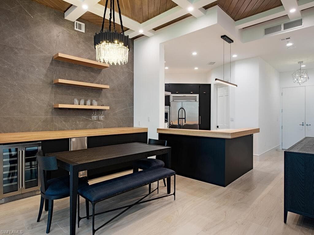 60 Seagate Dr 305, Naples, FL 34103-6