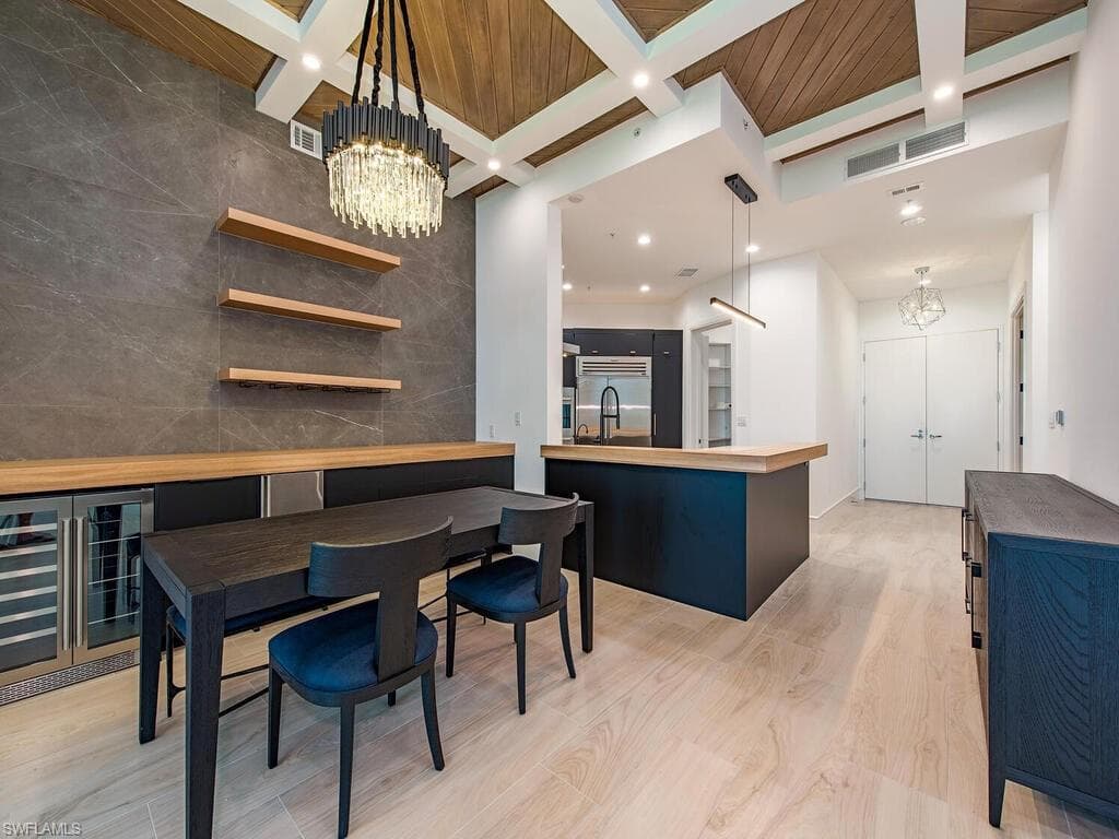 60 Seagate Dr 305, Naples, FL 34103-8