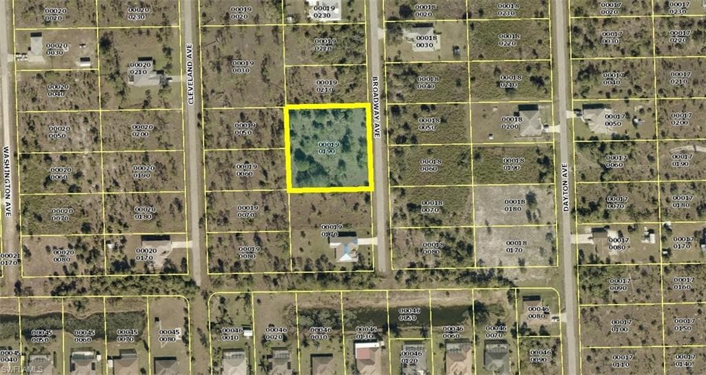 913 Broadway Ave, Lehigh Acres, FL 33972-5