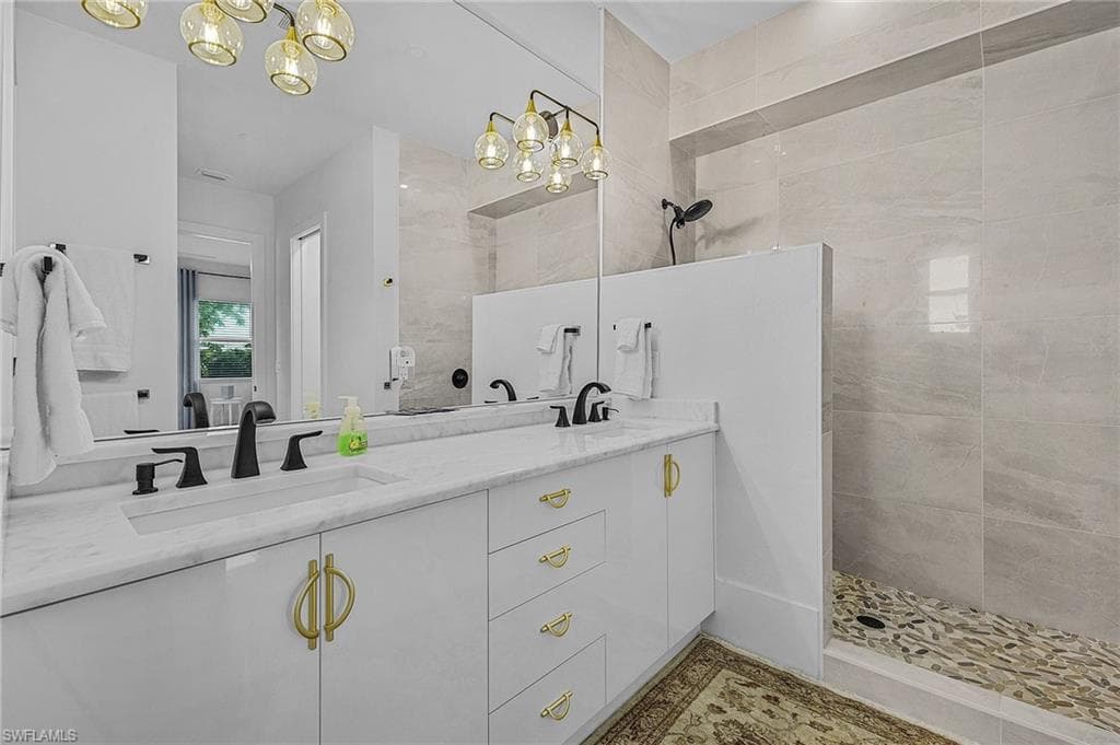 2499 Pine St, Naples, FL 34112-12