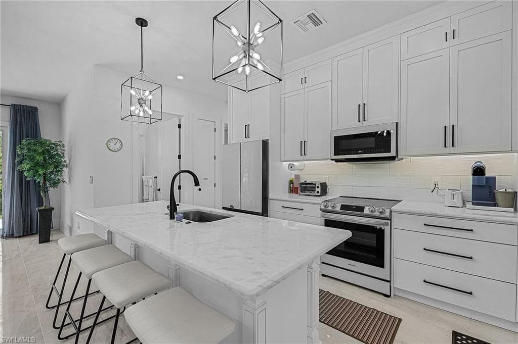 2499 Pine St, Naples, FL 34112-1