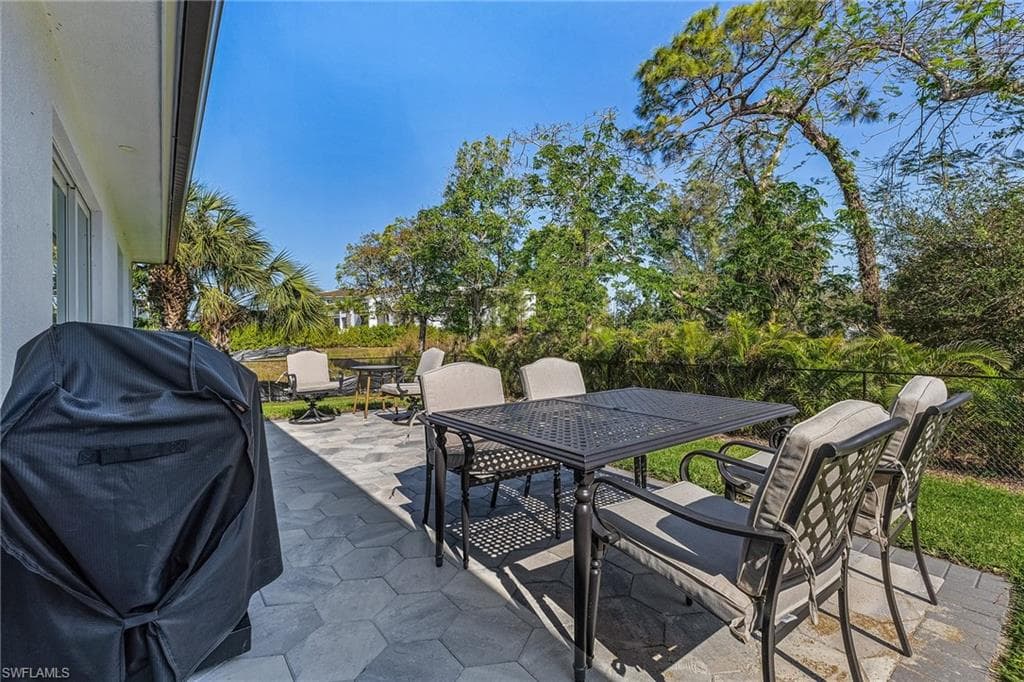 2499 Pine St, Naples, FL 34112-19