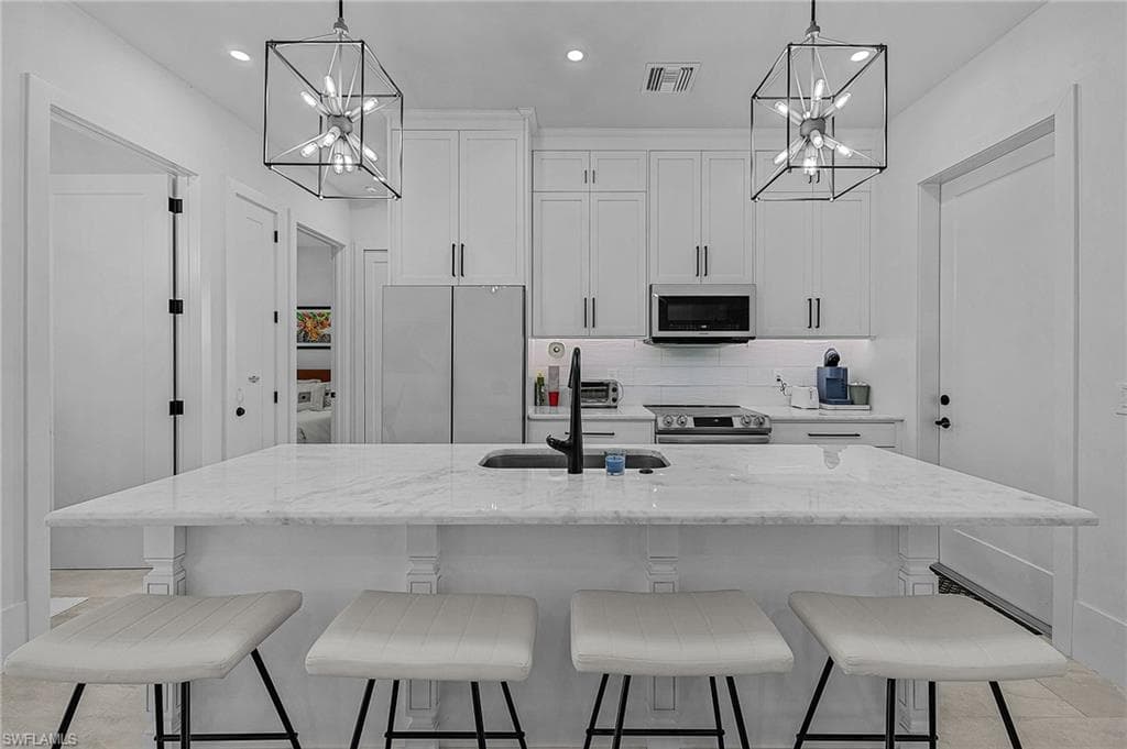 2499 Pine St, Naples, FL 34112-3