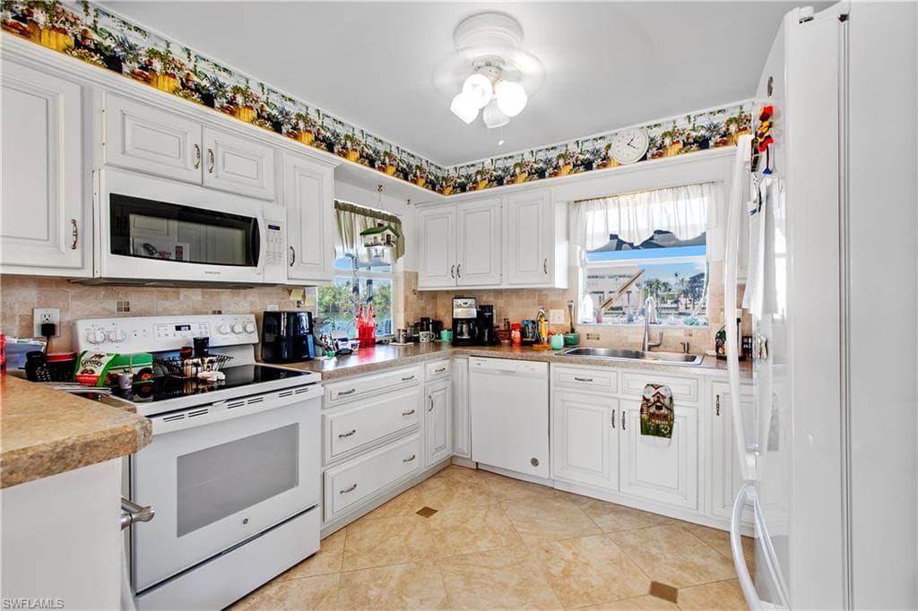 125 Pago Pago Dr E, Naples, FL 34113-10