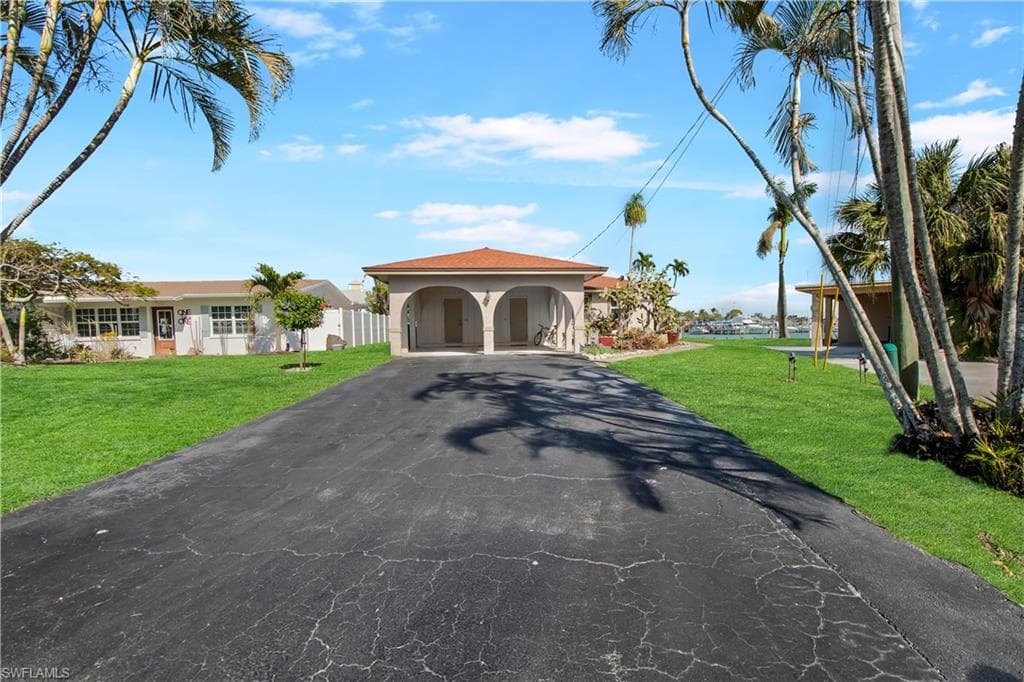 125 Pago Pago Dr E, Naples, FL 34113-3