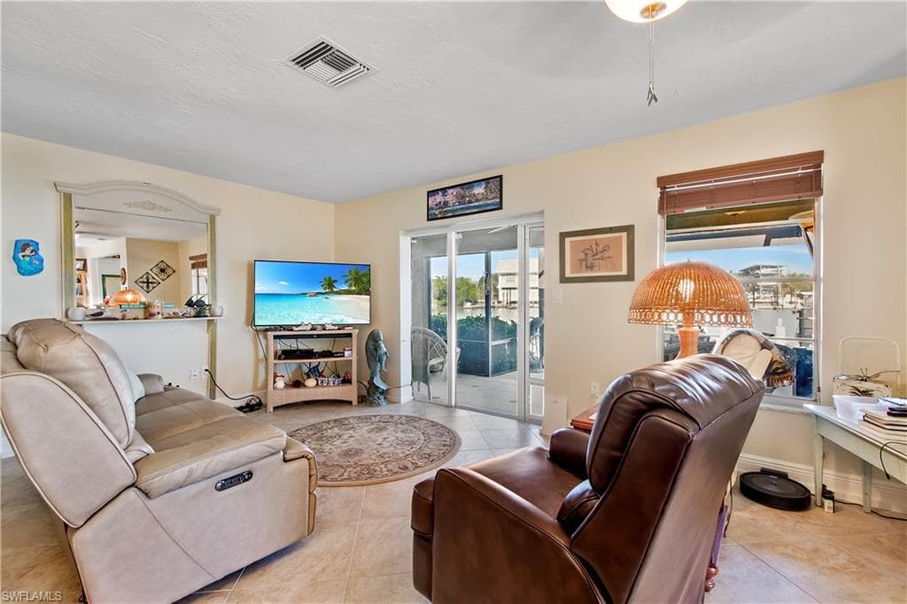 125 Pago Pago Dr E, Naples, FL 34113-6