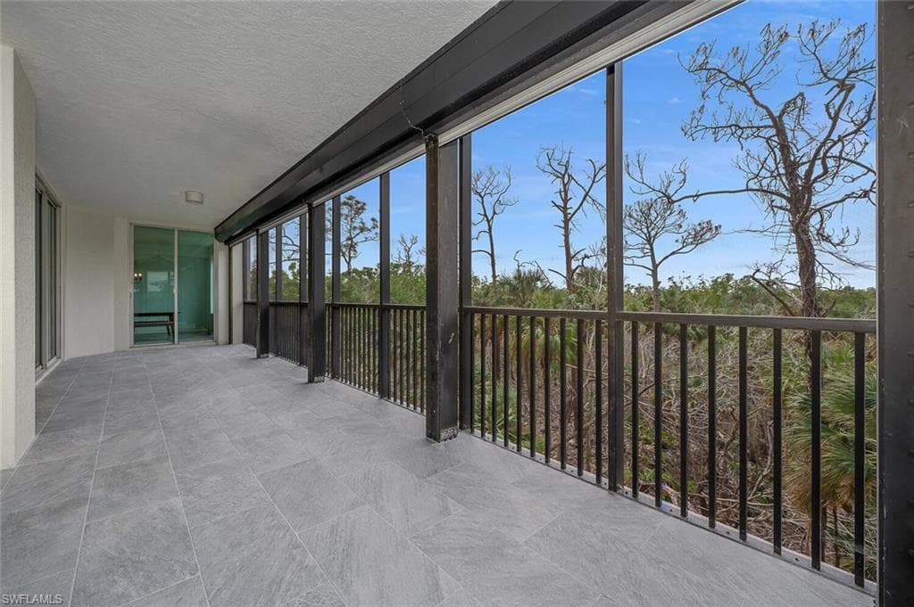 445 Cove Tower Dr 304, Naples, FL 34110-9