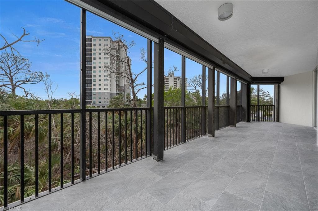 445 Cove Tower Dr 304, Naples, FL 34110-10