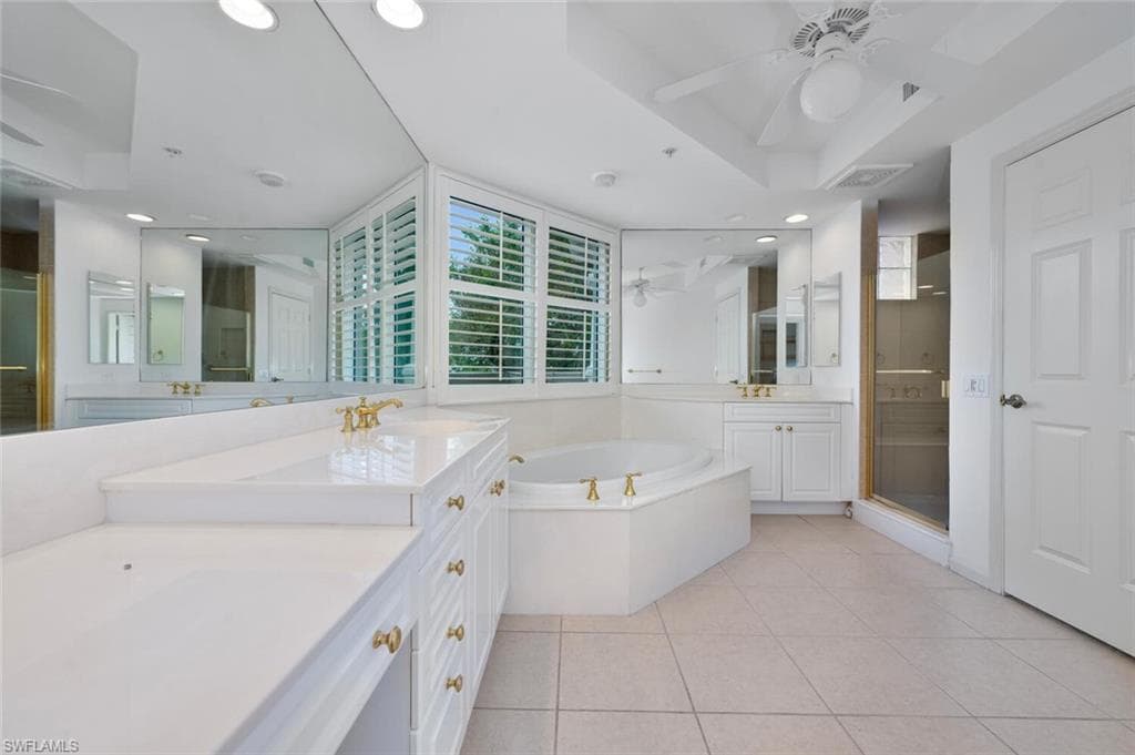 445 Cove Tower Dr 304, Naples, FL 34110-11