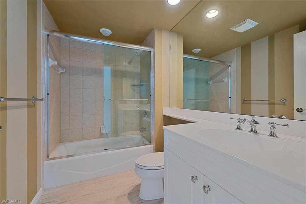 445 Cove Tower Dr 304, Naples, FL 34110-15