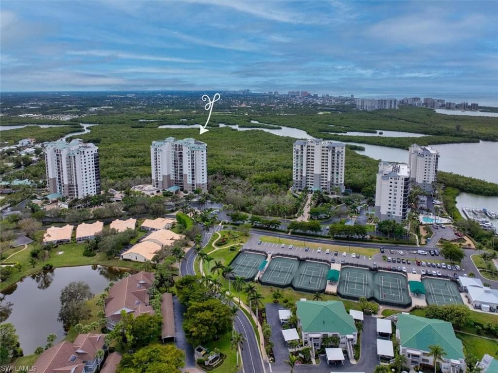 445 Cove Tower Dr 304, Naples, FL 34110-1