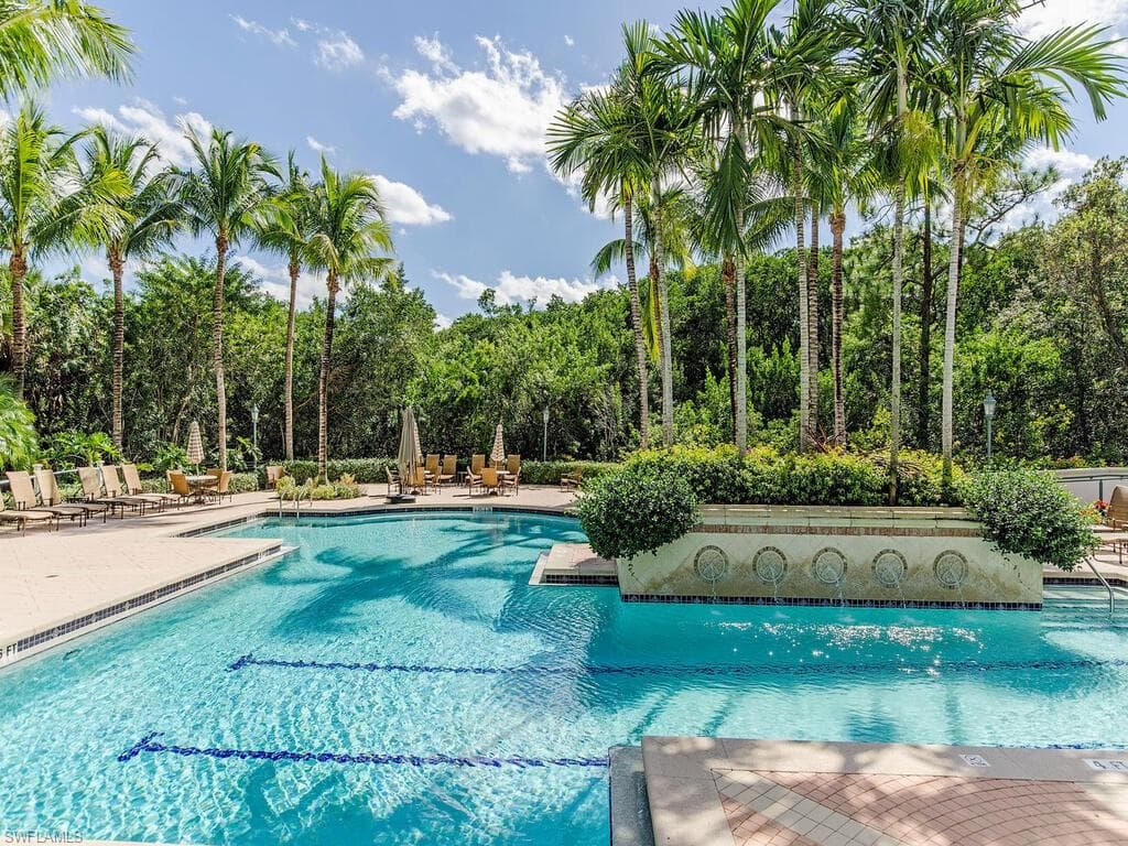 445 Cove Tower Dr 304, Naples, FL 34110-19