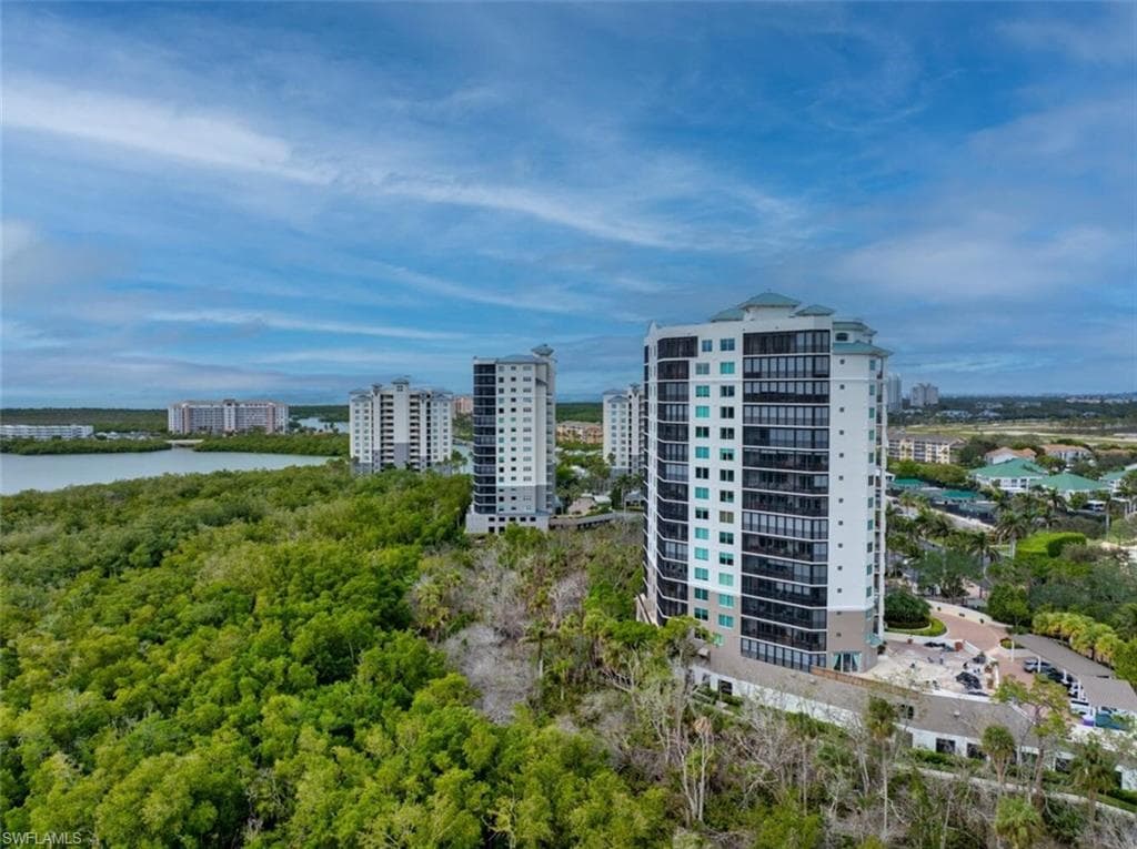 445 Cove Tower Dr 304, Naples, FL 34110-3