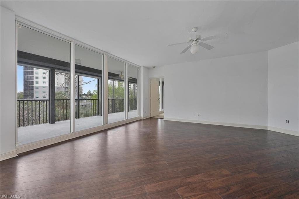 445 Cove Tower Dr 304, Naples, FL 34110-5
