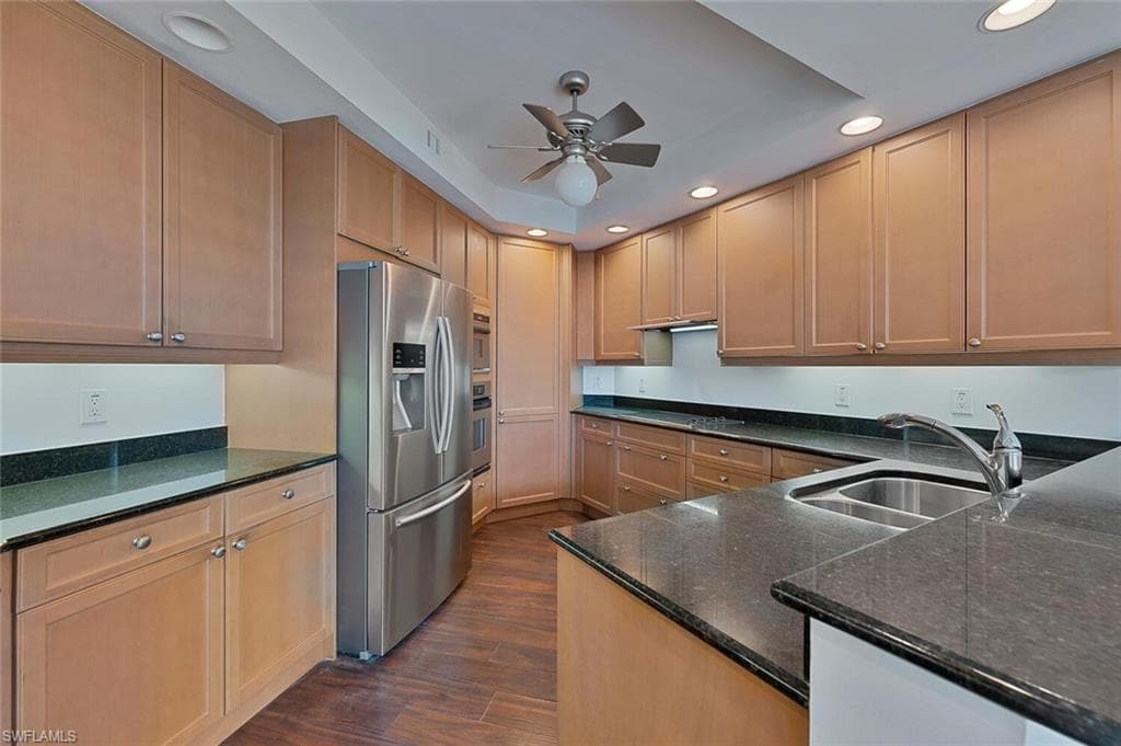 445 Cove Tower Dr 304, Naples, FL 34110-7