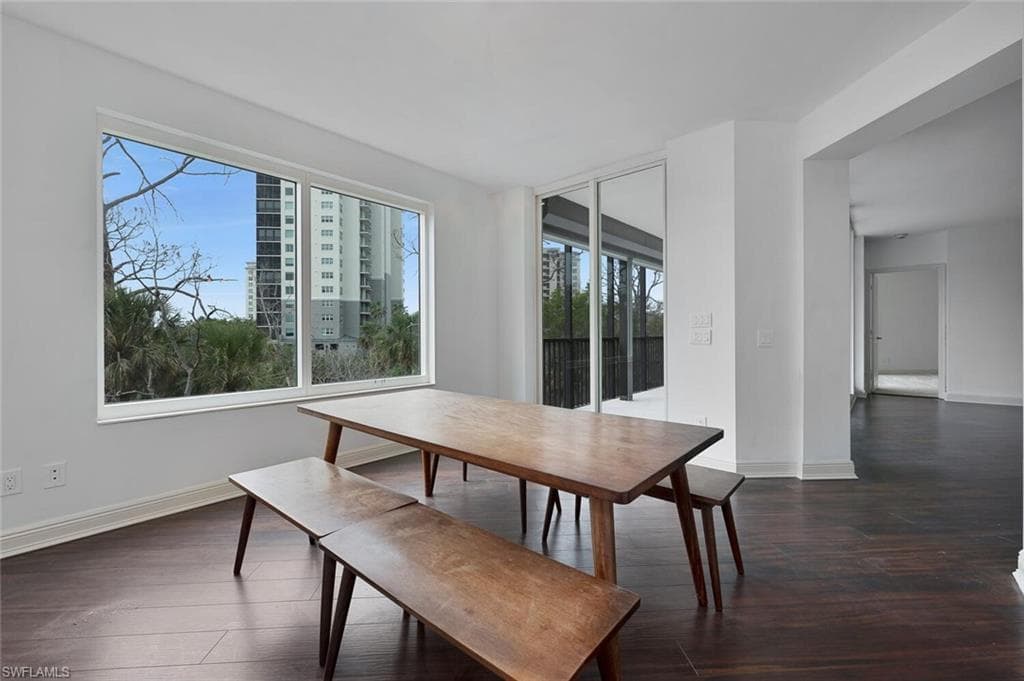 445 Cove Tower Dr 304, Naples, FL 34110-8