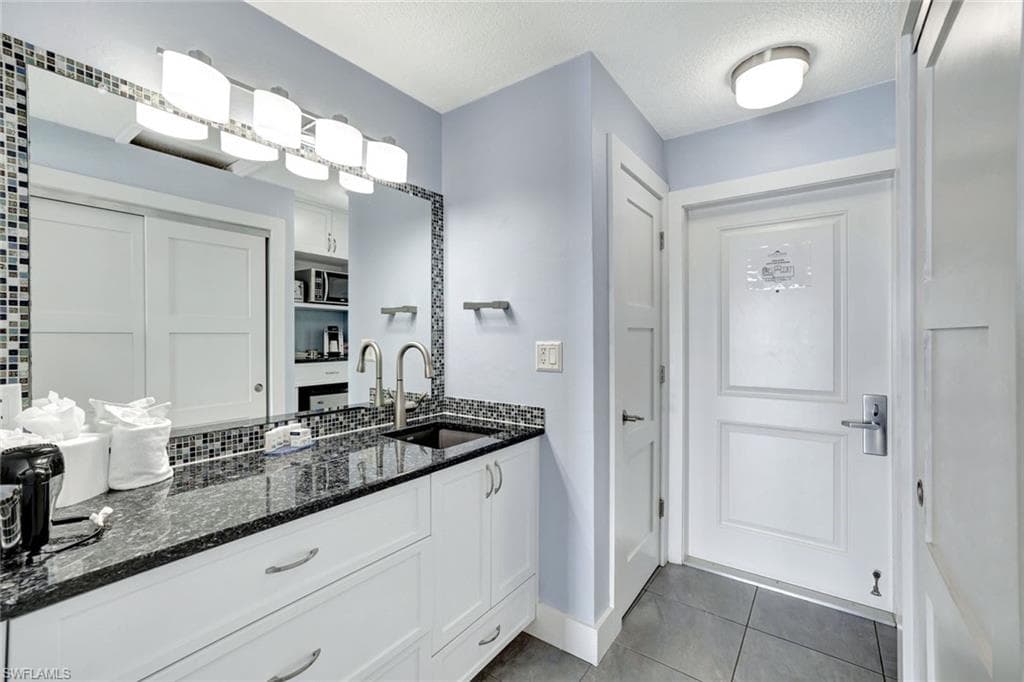 900 Broad Ave S 320, Naples, FL 34102-10