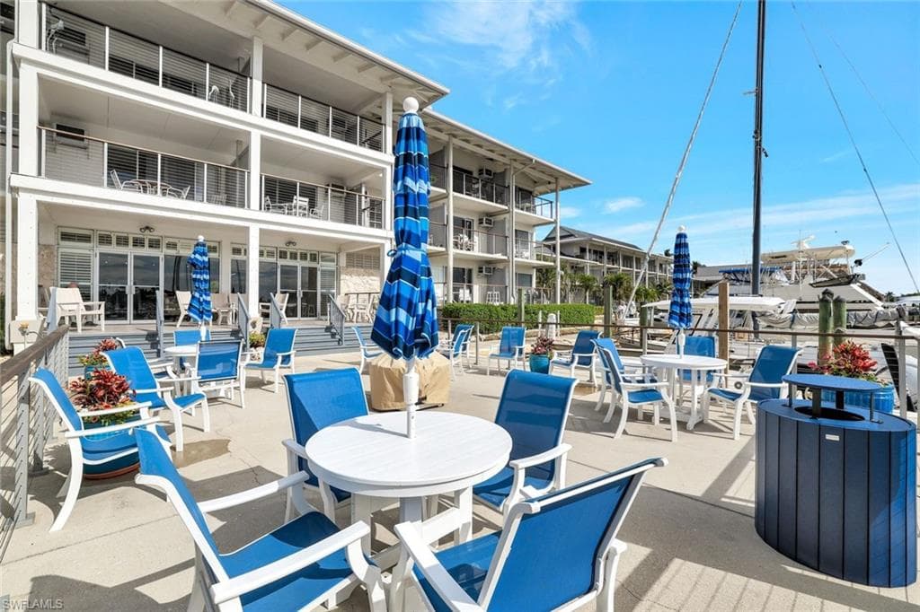 900 Broad Ave S 320, Naples, FL 34102-18