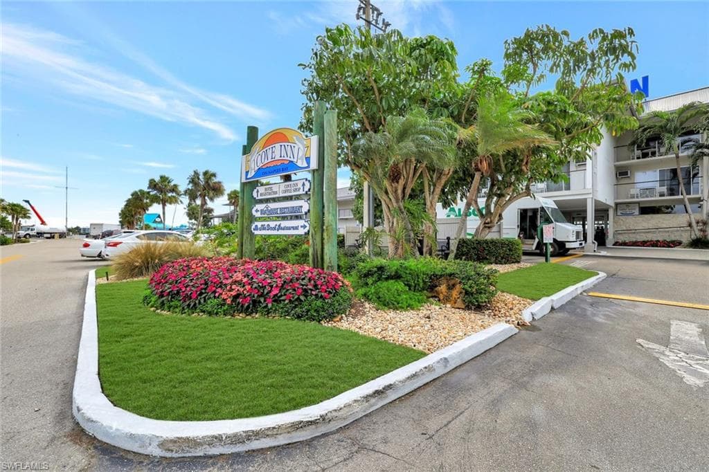900 Broad Ave S 320, Naples, FL 34102-3