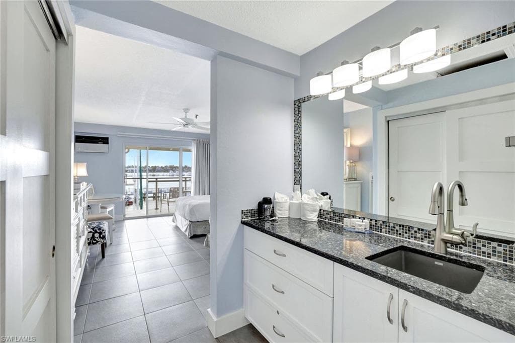 900 Broad Ave S 320, Naples, FL 34102-8