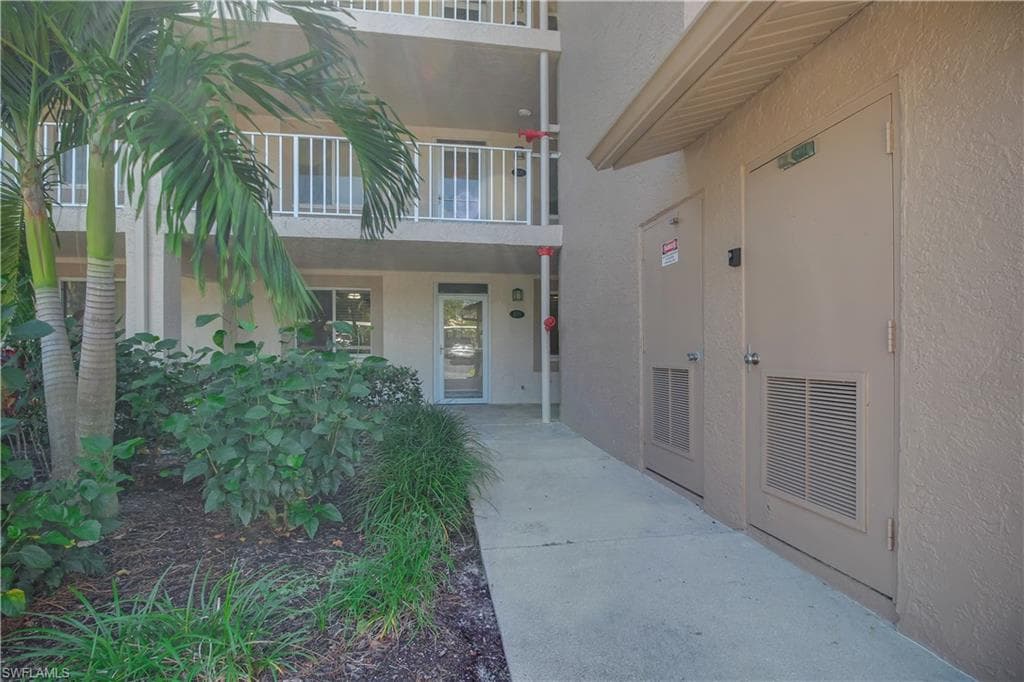 7320 Glenmoor Ln 2105, Naples, FL 34104-3