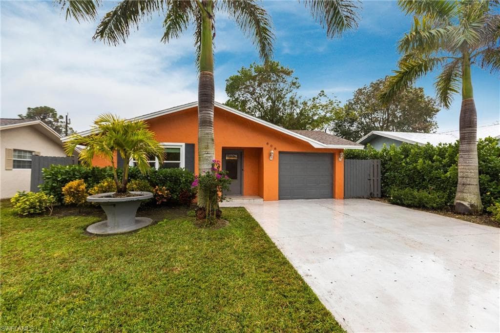 808 110th Ave N, Naples, FL 34108-3