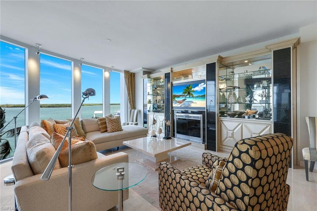 700 La Peninsula Blvd 305, Naples, FL 34113-4