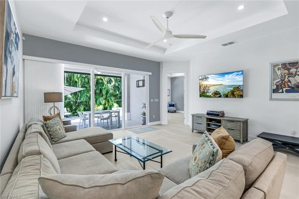 2669 Linda Dr, Naples, FL 34112-8
