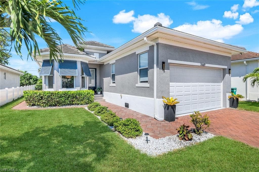 2669 Linda Dr, Naples, FL 34112-1