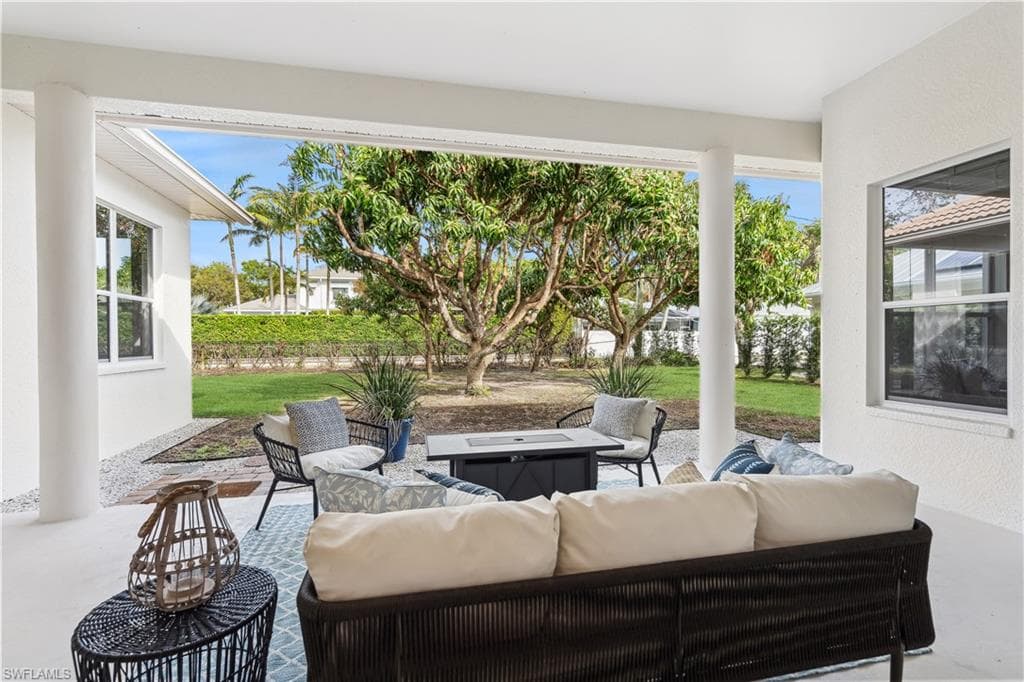 677 5th Ave N, Naples, FL 34102-14
