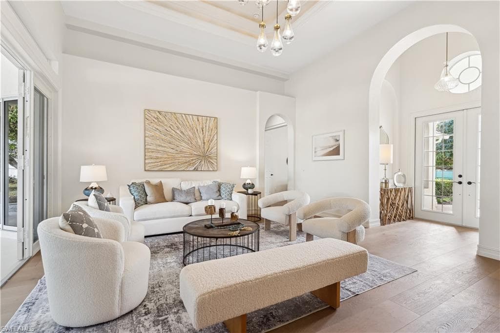 677 5th Ave N, Naples, FL 34102-1