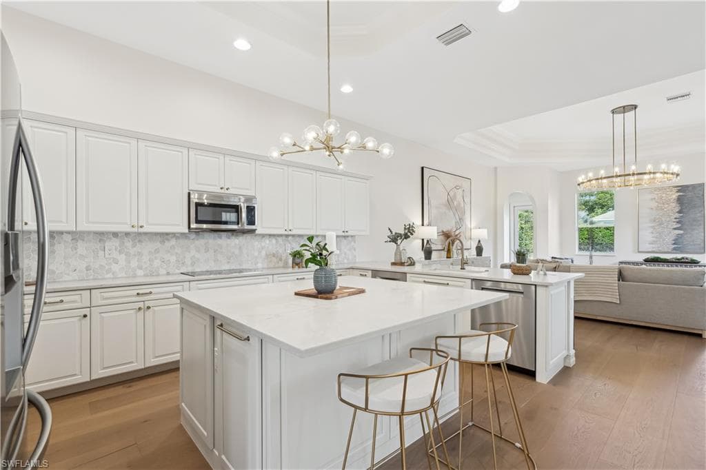 677 5th Ave N, Naples, FL 34102-3