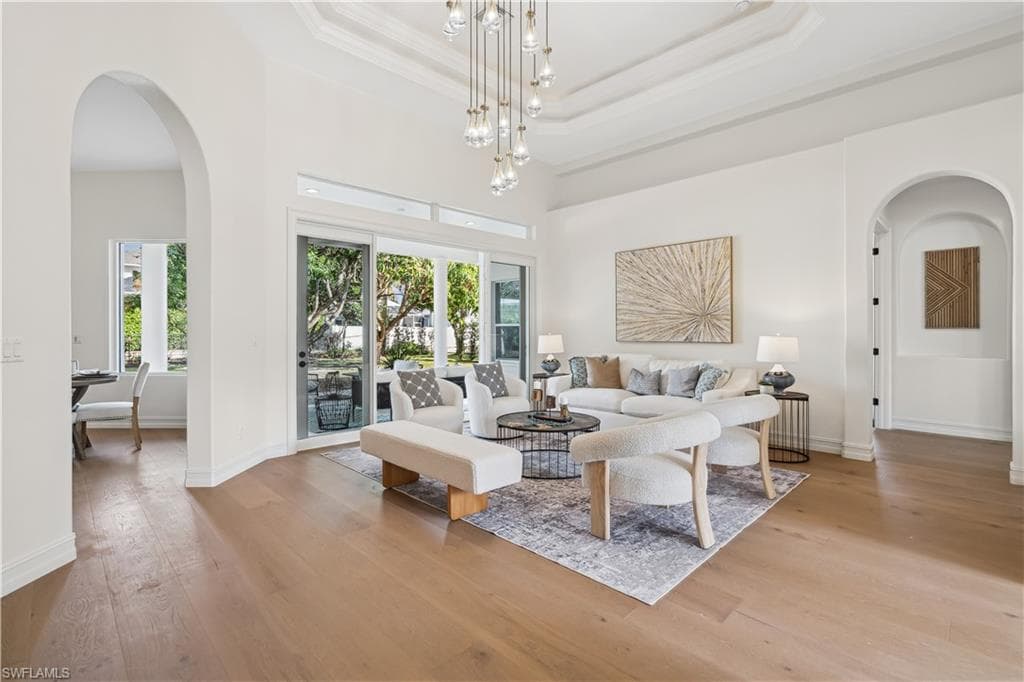 677 5th Ave N, Naples, FL 34102-4