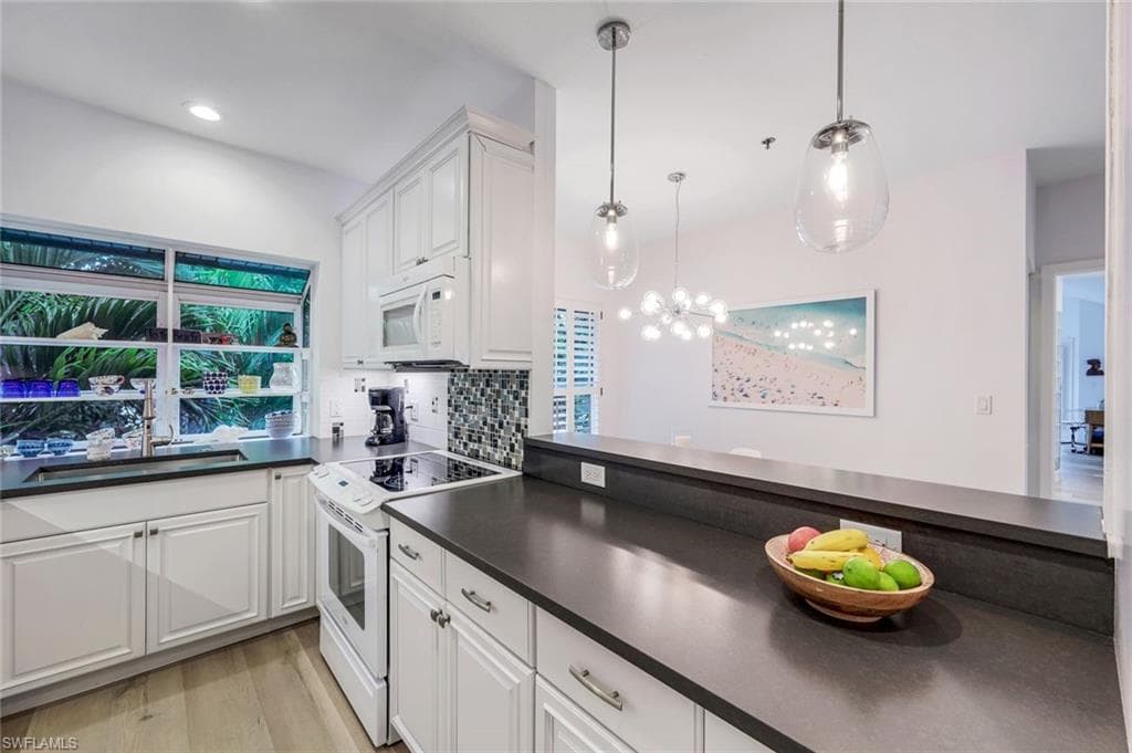 359 2nd St S, Naples, FL 34102-18