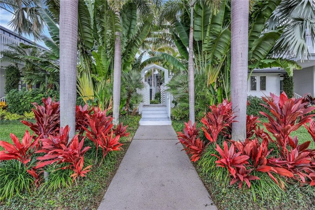 359 2nd St S, Naples, FL 34102-4
