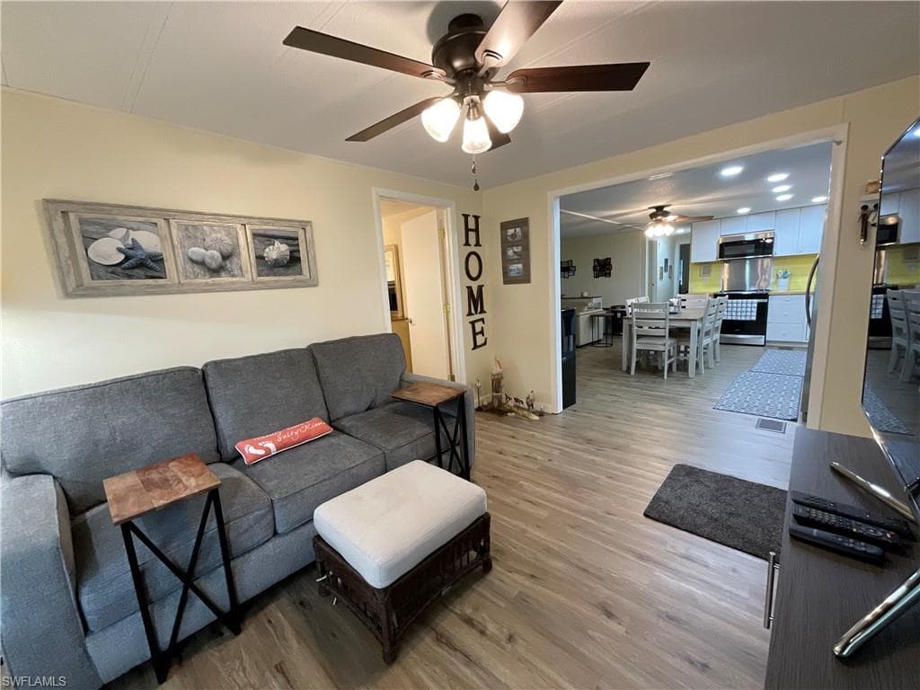 144 Redwood Ln 14, Naples, FL 34114-4