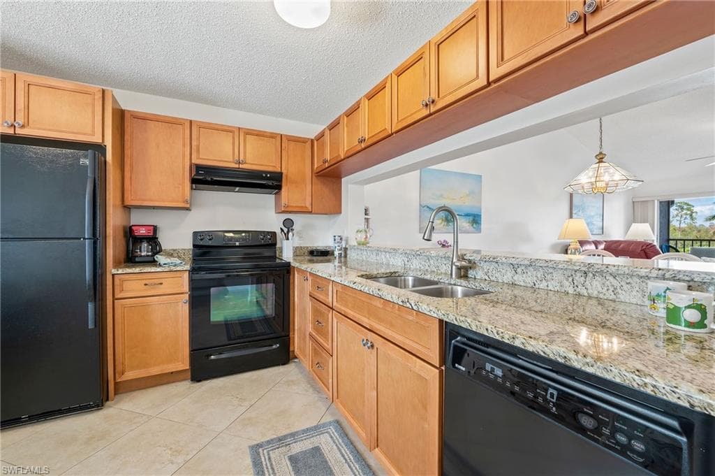 7065 Dennis Cir, Naples, FL 34104-10