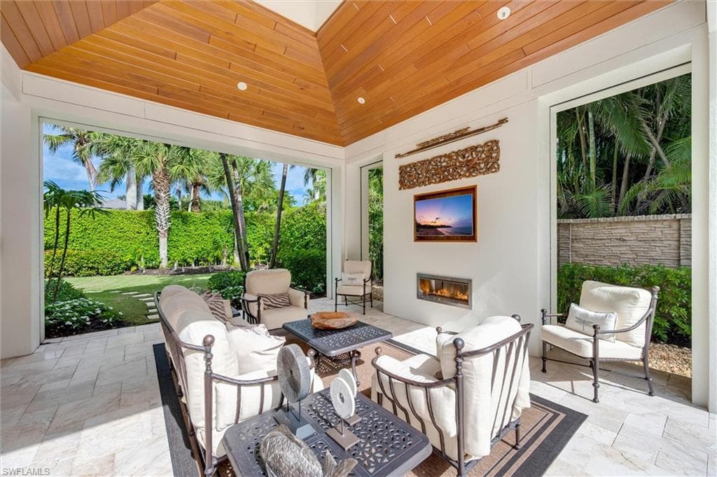 2250 Crayton Rd, Naples, FL 34103-36