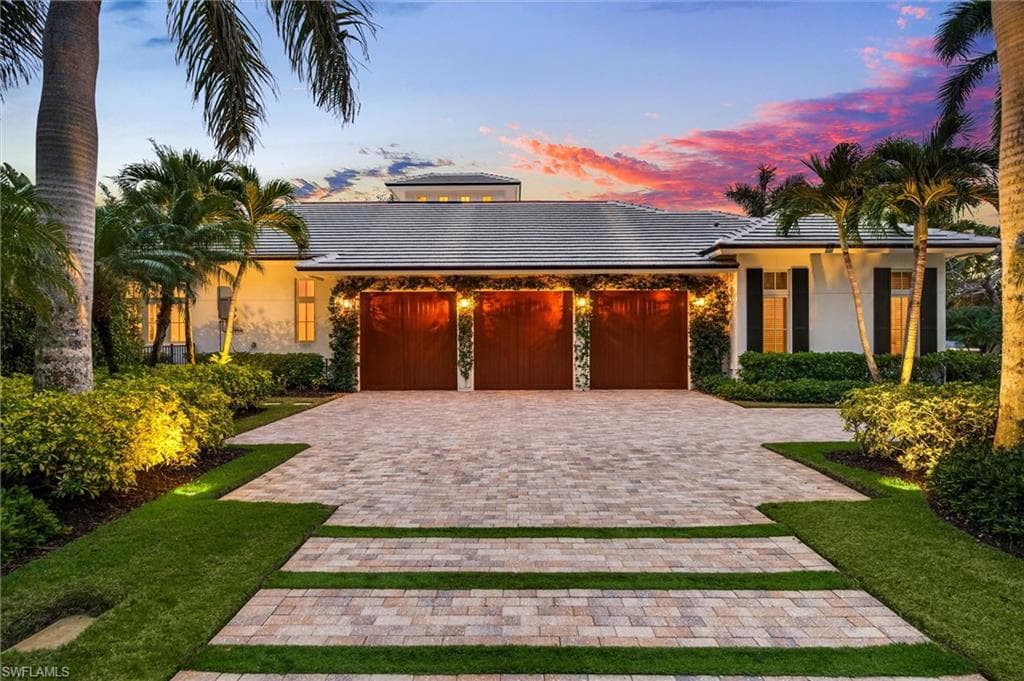 2250 Crayton Rd, Naples, FL 34103-2