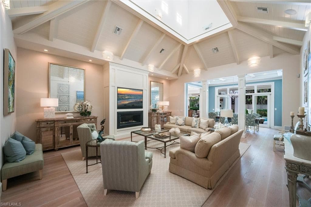 2250 Crayton Rd, Naples, FL 34103-6