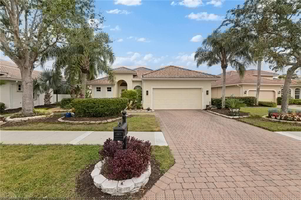 6750 Bent Grass Dr, Naples, FL 34113-3