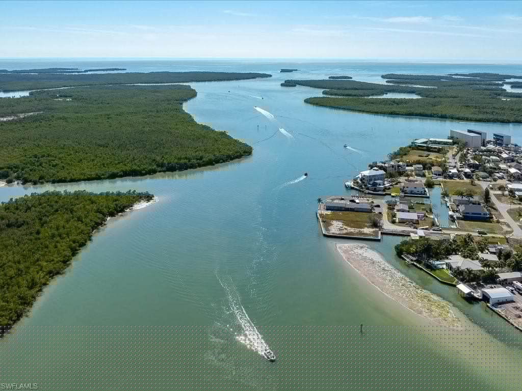 108 East Ct, Goodland, FL 34140-9
